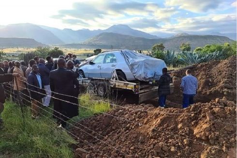 Pria di Afrika Selatan Ini Dimakamkan Bersama Mobil Mercedes Kesayangan