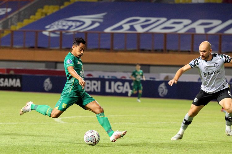Pemain Persebaya Surabaya Samsul Arif dijaga ketat pemain Persikabo 1973 Shunmeiko Veniamin saat pertandingan pekan ke 2 Liga 1 2021-2022 yang berakhir dengan skor 3-1 di Stadion Wibawa Mukti Cikarang, Sabtu (11/9/2021) malam.