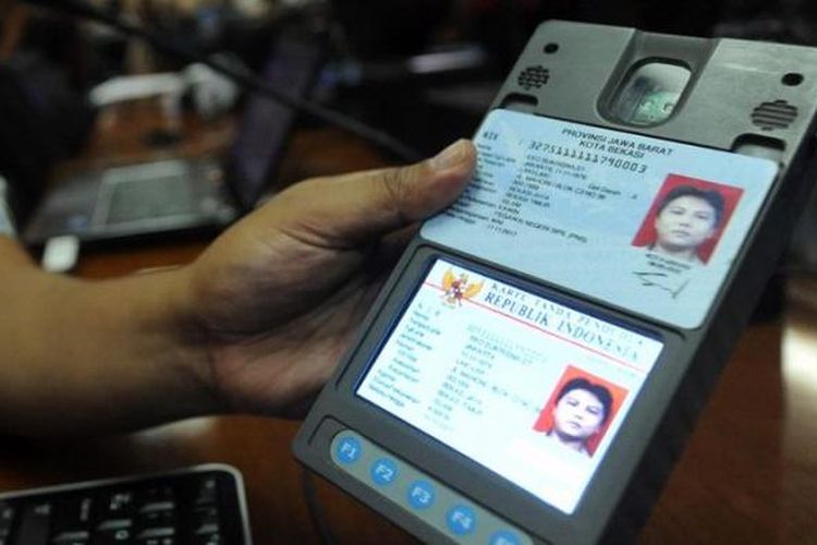 Petugas mengujicoba penggunaan mesin pembaca chip e-KTP (card reader) di Kementerian Dalam Negeri, Rabu (8/5/2013). Kementerian Dalam Negeri menghimbau kepada seluruh instansi pemerintah dan perbankan untuk menyediakan card reader e-KTP, sebab terhitung sejak 1 Januari 2014 KTP non elektronik tidak berlaku lagi. Selain itu e-KTP juga tidak boleh difotocopy karena dapat merusak chip. 
