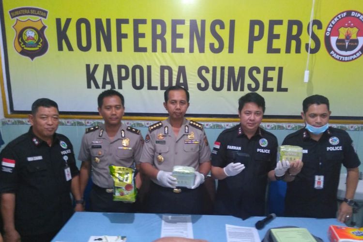 Barang bukti tiga kilogram yang didapatkan dari bandar narkoba Darmizon (50), usai tersangka ditembak mati polisi, Kamis (13/9/2018).