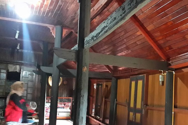 Tiang-tiang penyangga di bagian dalam gadang yang berusia 116 tahun. Tiang kayu berasal dari Pohon Jua. Batang pohon yang dipilih mesti di atas 50 tahun agar kokoh menyangga rumah gadang di Nagari Sumpu, Tanah Datar, Sumatera Barat. 
