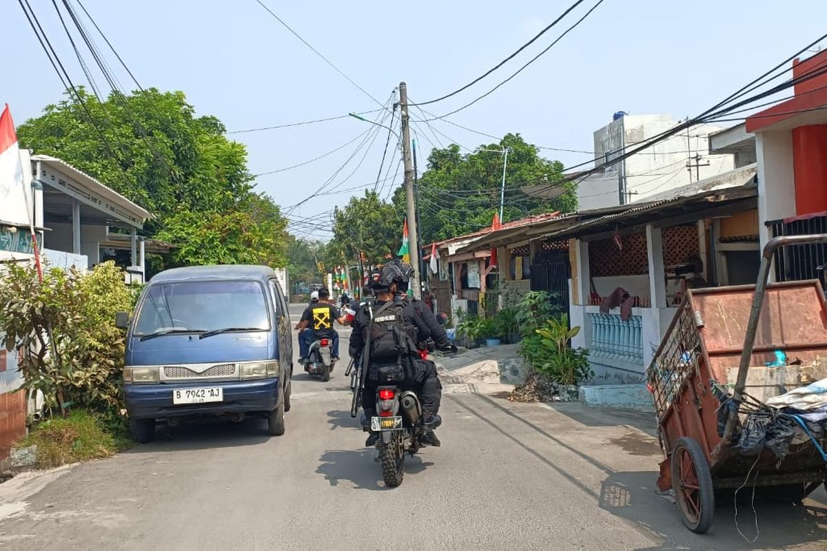 Anggota Brimob dari Polres Metro Jakarta Barat saat menyusuri gang-gang di Kompleks Permata, Kelurahan Kedaung Kali Angke, Jakarta Barat (31/8/2023) atau Kampung Ambon. Patroli penyisiran dilakukan usai bentrokan antar warga Kampung Ambon melawan warga RW 10 Kelurahan Kapuk.