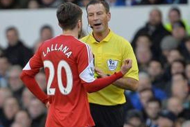  Insiden antara wasit Mark Clattenburg dengan penyerang Adam Lallana dalam pertandingan lanjutan Premier League melawan Everton, Minggu (29/12/2013).  