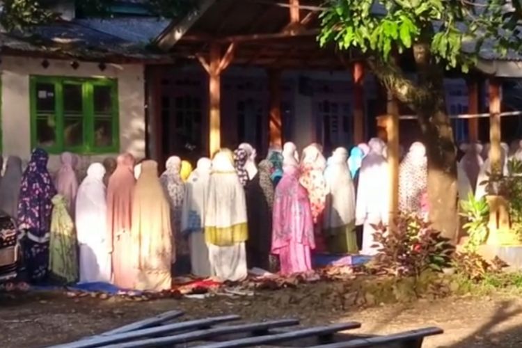 Jemaah Aboge di Kuripan mengikuti salat Id Rabu pagi.