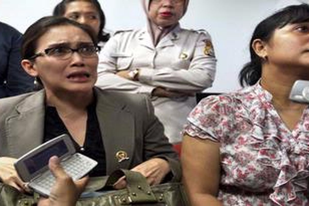 Artis yang juga anggota DPR RI dari PDIP, Rieke Diah Pitaloka (kiri)