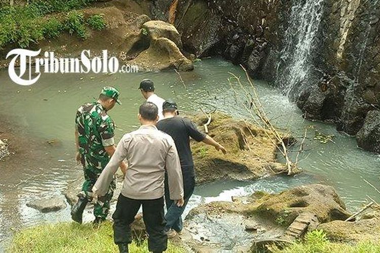 Beginilah proses evakuasi dua bocah yang tewas tenggelam di sungai Dusun Mandan, Desa Sumberejo, Kecamatan Jatisrono, Wonogiri, Jawa Tengah, pada Minggu (2/7/2023(.