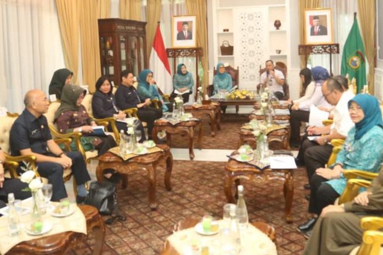 Tim Sekretariat Militer Presiden Republik Indonesia (RI) yang dipimpin Kepala Biro Penganugerahan, Biro Gelar, Tanda Jasa dan Tanda Kehormatan Sekretariat Militer Presiden RI, Kolonel Caj Sandy bertemu dengan Tim Penggerak Pemberdayaan dan Kesejahteraan Keluarga (TP-PKK) Provinsi Sumatera Selatan (Sumsel) yang diketahui Feby Deru di Hall C Griya Agung, Palembang, Sumsel, Kamis (22/6/2023).