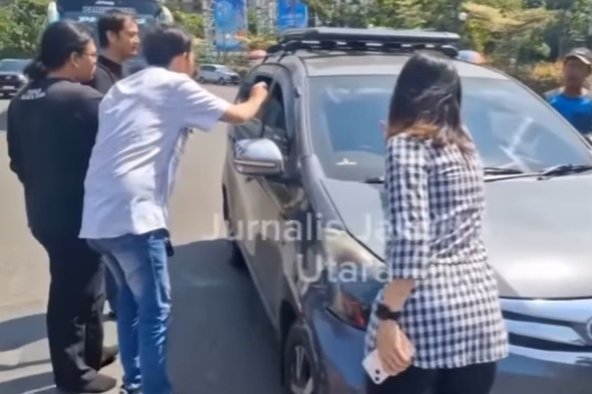 Pengemudi mobil Hyundai teriak histeris saat kendaraannya ditabrak oleh mobil taksi online di Jalan Lodan Raya, Pademangan, Jakarta Utara. Minggu (23/6/2024).