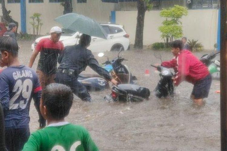 Banjir di Jalan Bujana Tirta akibat debit air hujan deras yang tidak tertampung pada saluran air, Pulogadung, Jakarta Timur, Kamis (6/10/2022) 