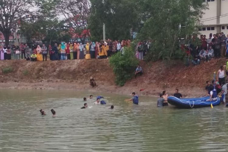 Badan Penanggulangan Bencana Daerah (BPBD) Kota Bandar Lampung melakukan pencarian dua korban yang tenggelam di embung UIN Radin Intan, Senin (7/10/2019) siang. Keduanya tenggelam saat merayakan hari ulang tahun salah satu korban.