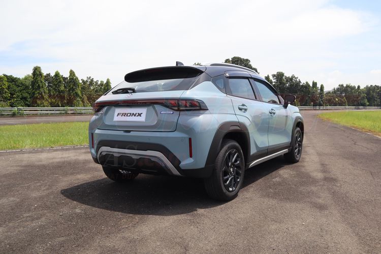 Tampak Belakang Suzuki Fronx