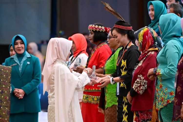 Margaret, bidan honorer di Pustu Tau Lumbis, Nunukan, Kaltara, saat menerima penghargaan dari Iriana Jokowi di kota Medan 