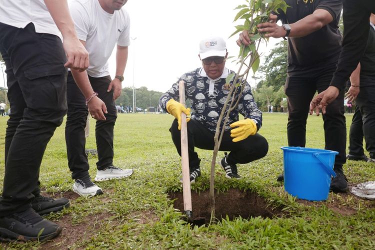 Wali Kota Denpasar Tanam Pohon Kenanga di Rakernas Apeksi XVIII