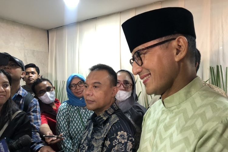 Sandiaga Uno dan Ketua Harian DPP Partai Gerindra Sufmi Dasco Ahmad di kawasan Kuningan, Jakarta Selatan, Minggu (23/4/2023). Sandi menyampaikan telah resmi pamit dari Gerindra. 