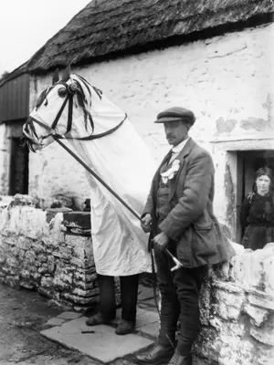 Tradisi perayaan Natal bernama Mari Lwyd di Wales.