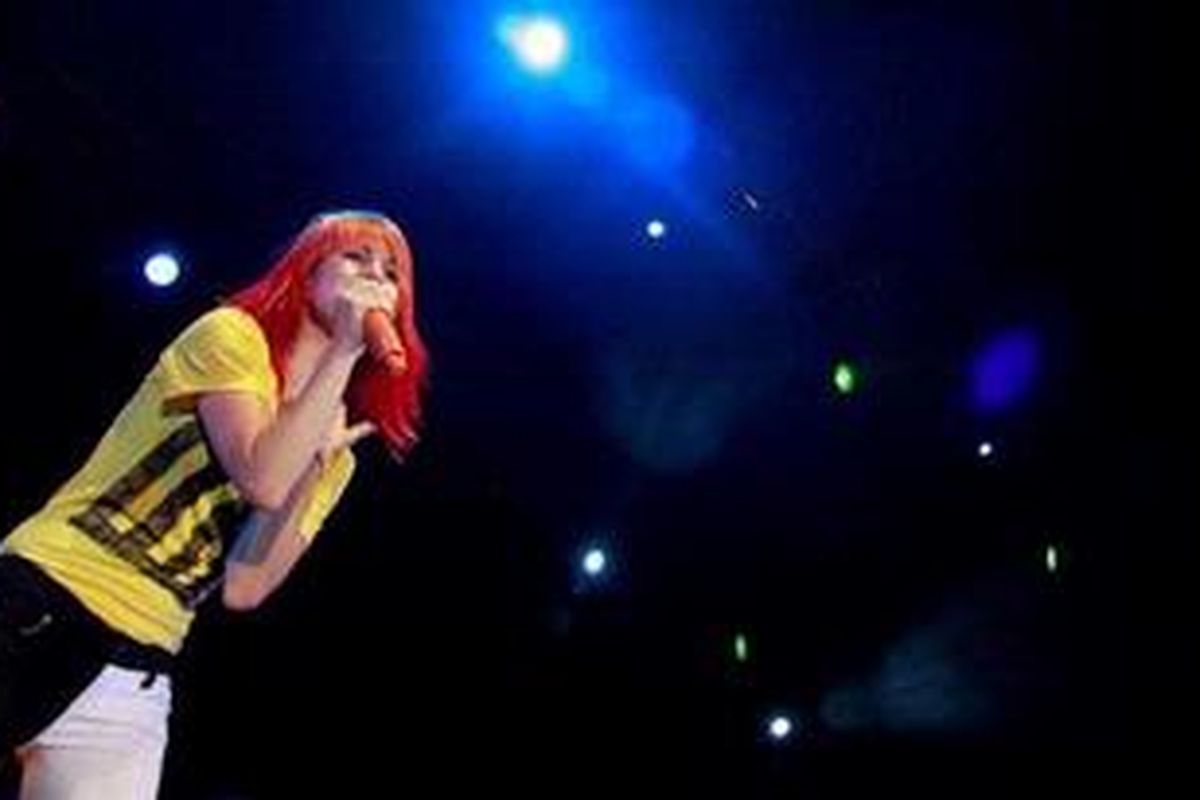 Hayley Williams, vokalis Paramore, beraksi dalam Paramore Live in Concert di panggung Lotus Pond, Garuda Wisnu Kencana, Jimbaran, Bali, 17 Agustus 2011 malam.