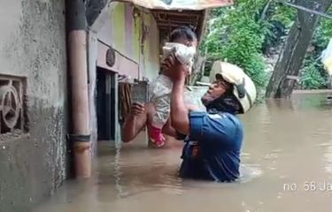 Di Balik Banjir Jakarta, Aksi Heroik Damkar Selamatkan Bayi hingga ...