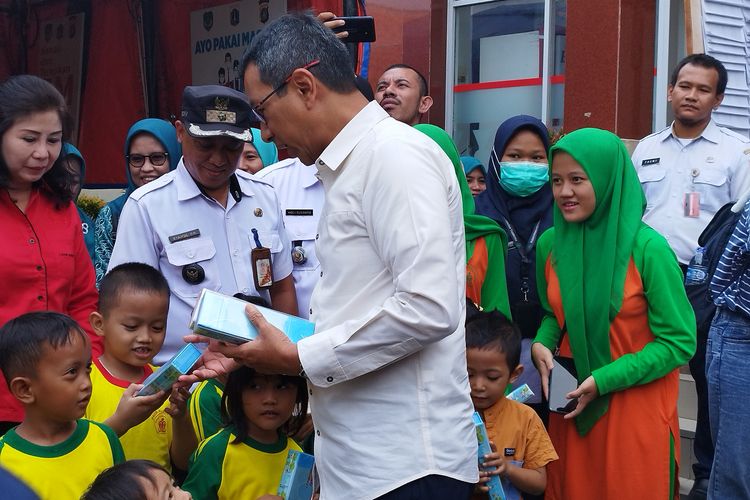 Pj Gubernur Heru Budi Hartono membagikan kotak pensil untuk anak-anak Paud Al-Hidayah RW 08 Kelurahan Pekojan, Tambora, Jakarta Barat, Rabu (11/10/23). (KOMPAS.com/XENA OLIVIA)