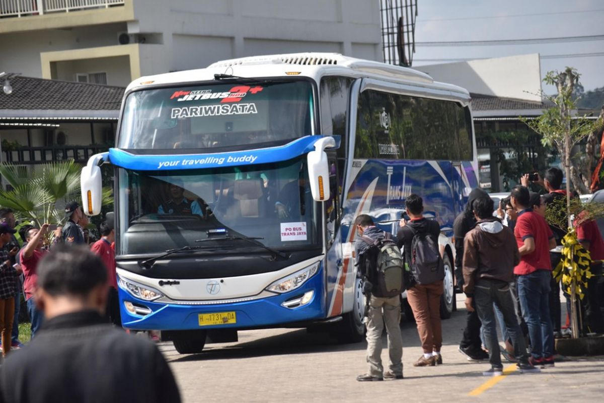 Warga antusias menyaksikan lomba telolet yang digelar Paguyuban Pelaku Wisata (PPW)   Jawa Tengah di The Wujil Resort & Conventions,  Jl. Soekarno-Hatta km 25,5 Ungaran, Wujil, Bergas,   Semarang, Rabu (12/7/2017).