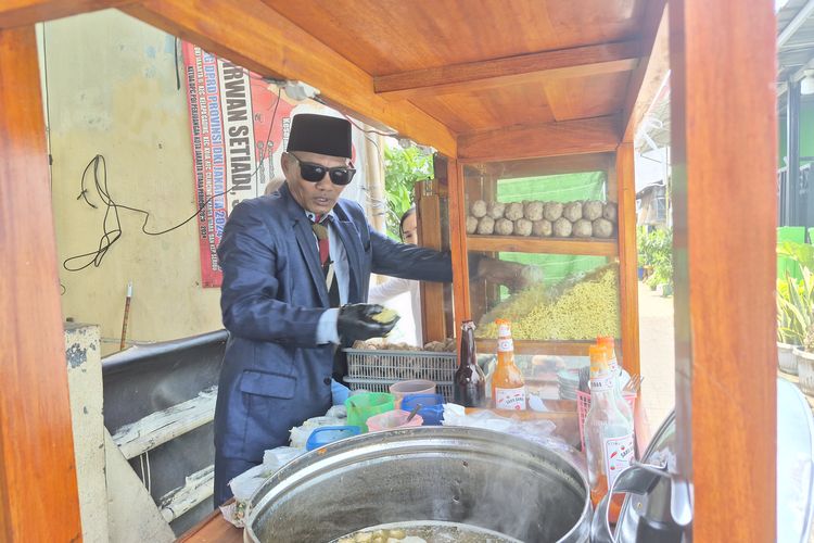 Gimik Pedagang Makanan Cari Cuan: Cosplay Jadi Pejabat hingga Tokoh Anime