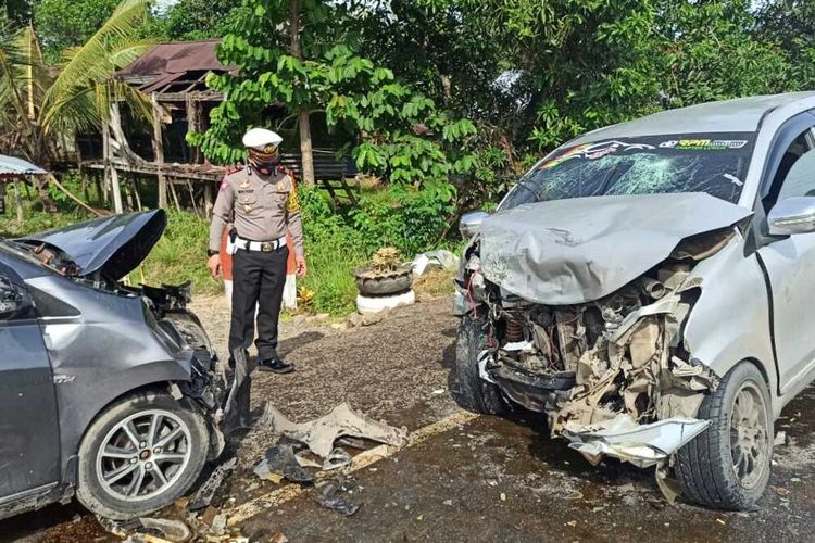 Aparat kepolisian di Kabupaten Wajo, Sulawesi Selatan tengah menggelar olah tempat kejadian perkara kecelakaan maut yang mengakibatkan dua korban tewas dan tujuh kritis. Kamis, (31/12/2020).