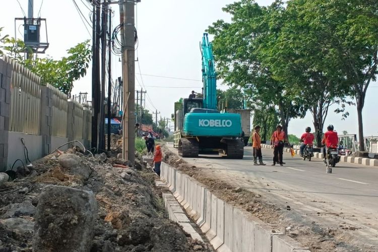Proyek pekerjaan drainase di jalur pantura Jalan P Diponegoro, Brebes, Jawa Tengah mengakibatkan jaringan pipa PDAM rusak dan dikeluhkan warga, Kamis (30/5/2024).