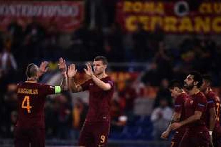 Striker AS Roma, Edin Dzeko, merayakan golnya ke gawang Viktoria Plzen pada pertandingan Liga Europa di Stadion Olimpico, Kamis (24/11/2016). 