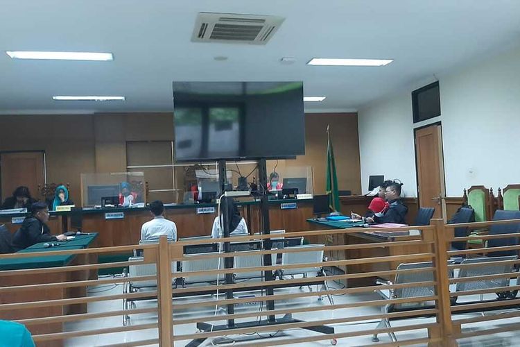 Dua terdakwa korupsi Bansos di Kabupaten Tangerang menjalani sidang dengan agenda pembacan vonis di Pengadilan Tipikor Serang