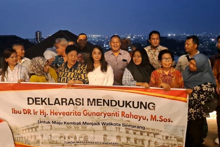 Deklarasi dukungan kepada Mbak Ita untuk maju kembali di Pilwakot Semarang 2024 yang dilakukan warga Kecamatan Candisari, Kota Semarang, Jumat malam (10/5/2024). 