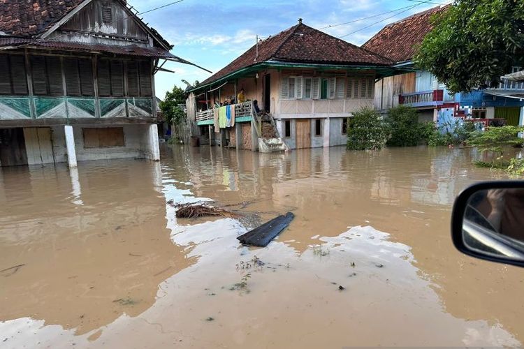 Rumah warga di OKU Selatan terendam banjir pada Rabu (15/5/2024).  