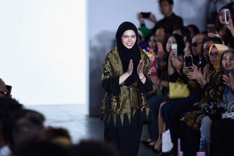 Desainer Vivi Zubedi berjalan di runway di gelaran Indonesian Diversity fashion show dalam New York Fashion Week di The Gallery at The Dream Downtown Hotel, 7 September 2017. 