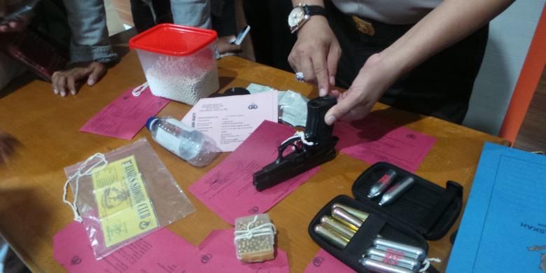 The air pistol seized by the police from the KIA Picanto driver, R (39), who carried out a cowboy action by shooting another motorist on the JORR toll road km 11, Cipayung area, East Jakarta.  Thursday (7/30/2015).