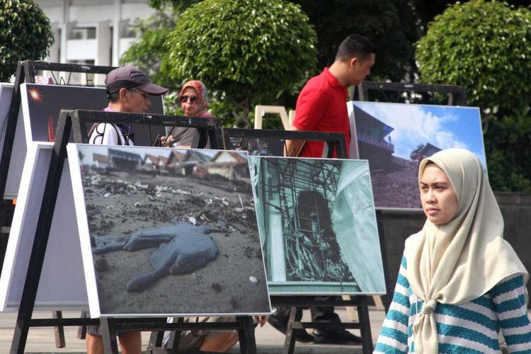 Pameran Foto Kilas Balik Jawa Barat 2019 merrkam sejumlah fenomena bencana serta kerusakan lingkungan di Jawa Barat sepanjang tahun 2019.