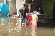 Tetap Berjualan di Tengah Banjir 1 Meter, Pedagang di Dayeuhkolot Bertahan demi Sesuap Nasi