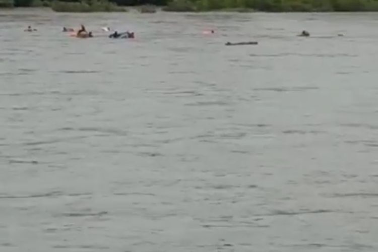 Tangkapan layar video amatir detik-detik speedboat tenggelam di perairan Sungai Mahakam, tepatnya di Kampung Ujoh Bilang Kecamatan Long Bagun, Mahakam Ulu, Kalimantan Timur, Minggu (31/1/2021). 