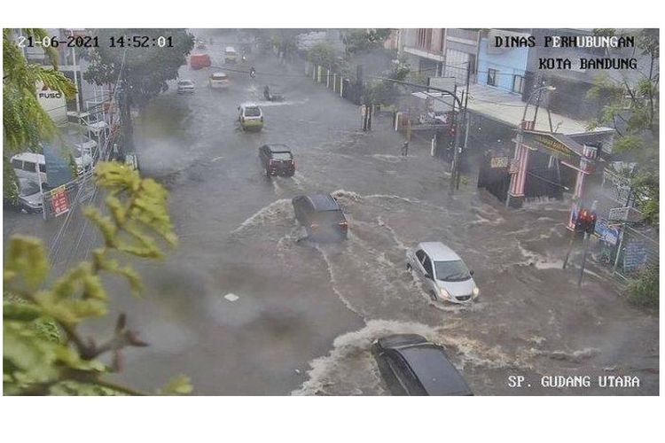 Kota Bandung diguyur hujan deras disertai petir dan angin pada Selasa (21/6/2021). 