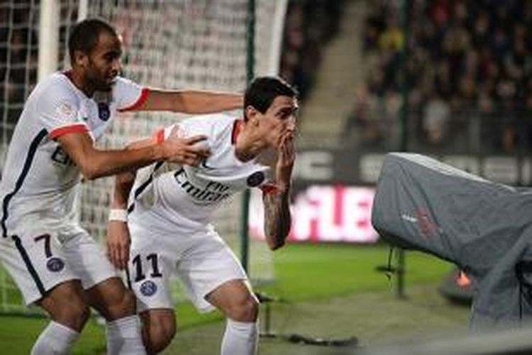 Lucas Moura dan Angel Di Maria merayakan gol kemenangan PSG di kandang Rennes, Jumat (30/10/2015). 