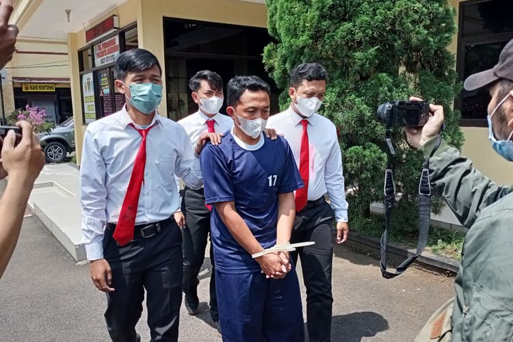 Ustad SS (39) guru ngaji asal Kecamatan Pengalengan, Kabupaten Bandung, Jawa Barat, berhasil diamankan jajaran Satreskrim Polresta Bandung, Senin (18/4/2022). SS merupakan tersangka kasus pencabulan yang menelan korban sebanyak 12 siswa.