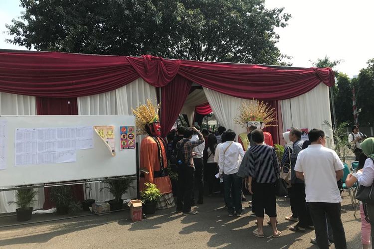 Suasana TPS 008 di pelataran gedung LAN Jakarta, Rabu (17/4/2019). 