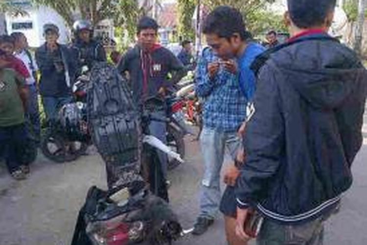 Sejumlah polisi berpakaian preman di Kabupaten Bone, Sulawesi Selatan sedang mengakankan kendaraan pengedar sabu sesaat setelah dibekuk. Senin, (30/09/2013)
