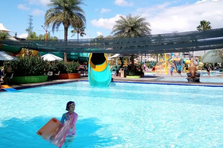 Kolam renang di Panghegar Waterboom di Bandung
