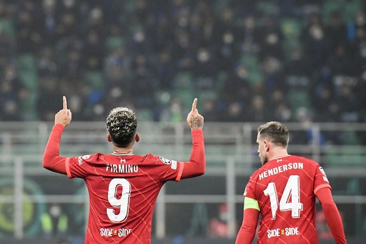 Penyerang Liverpool Roberto Firmino (tengah) berselebrasi setelah mencetak gol pada pertandingan leg pertama 16 besar Liga Champions UEFA antara Inter Milan vs Liverpool di Stadion Giuseppe-Meazza (San Siro) di Milan, pada 16 Februari 2022.