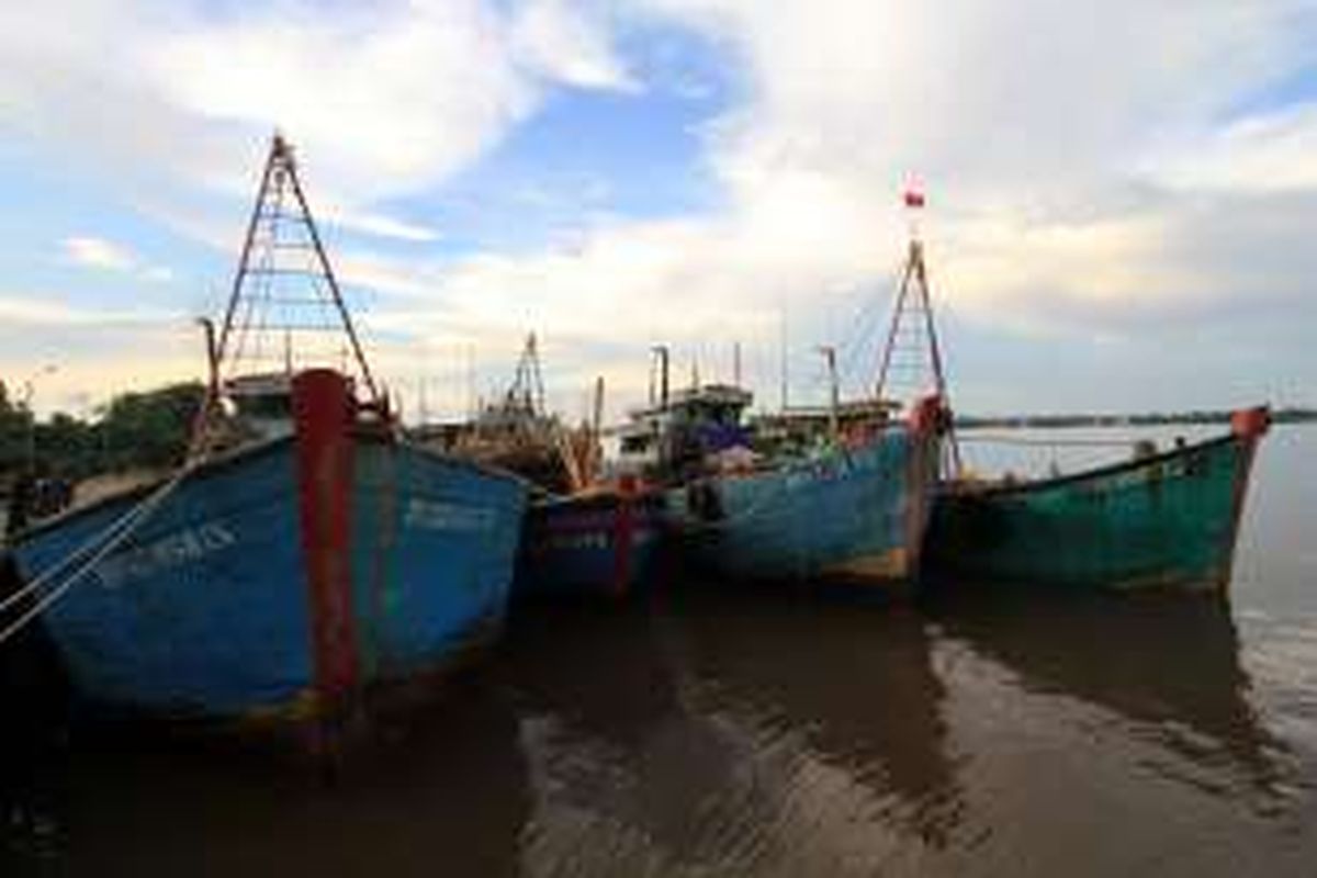 Kapal nelayan asal Vietnam yang ditangkap Kapal Pengawas Hiu Macan 01 karena menangkap ikan secara ilegal di perairan Natuna saat bersandar di dermaga Stasiun Pengawas Sumber Daya Kelautan dan Perikanan, Pontianak, Kalimantan Barat (12/10/2016)
