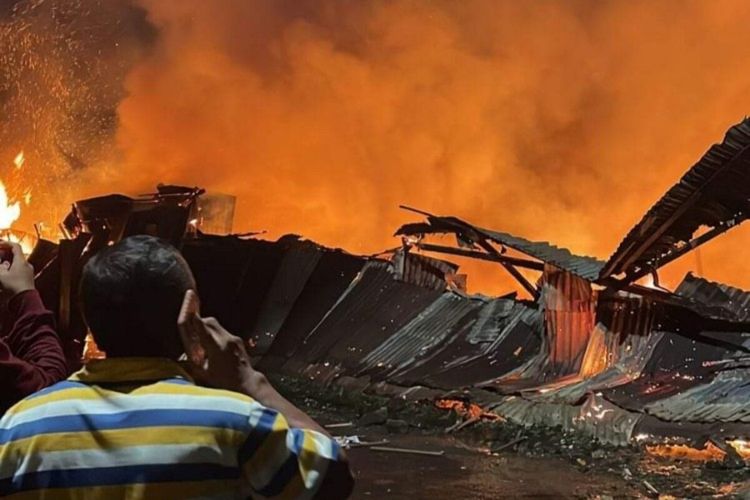 Kabakaran gudang mebel di Manado, Sulut.