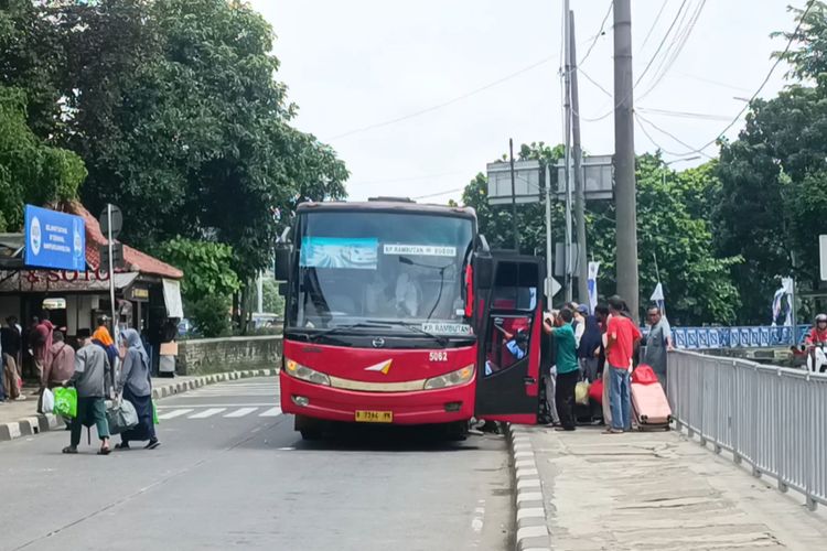 Arus balik mudik di Terminal Kampung Rambutan, Jakarta Timur, Minggu (14/4/2024).