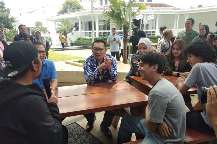 Gubernur Jawa Barat Ridwan Kamil bersama istrinya Atalia Praratya saat berbincang dengan para pemeran film Milea di Gedung Pakuan, Jalan Otista, Kota Bandung, Jumat (7/2/2020).
