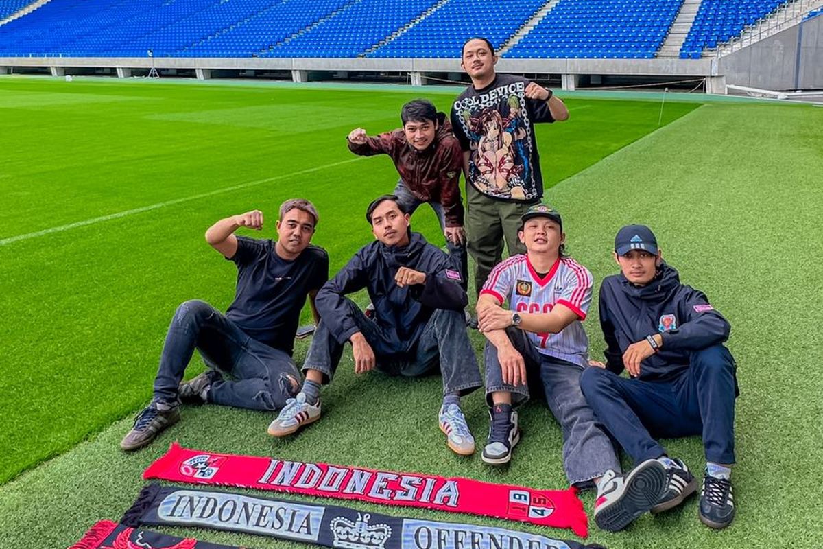 Usai melakukan persiapan untuk laga lanjutan putaran ketiga Kualifikasi Piala Dunia 2026 Zona Asia antara Jepang vs Indonesia, sejumlah anggota Garuda Japan foto bersama di Suita City Football Stadium Osaka.