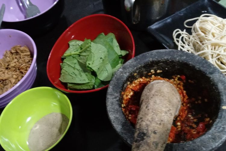 Sajian mi ayam bakar geprek kuah Sukiyaki. Inovasi kuliner khas Cianjur, Jawa Barat.