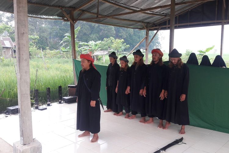 Jemaah Hawariun Ansarullah di Kabupaten Gowa, Sulawesi Selatan tengah menggelar ibadah idil fitri. Selasa, (4/6/2019).