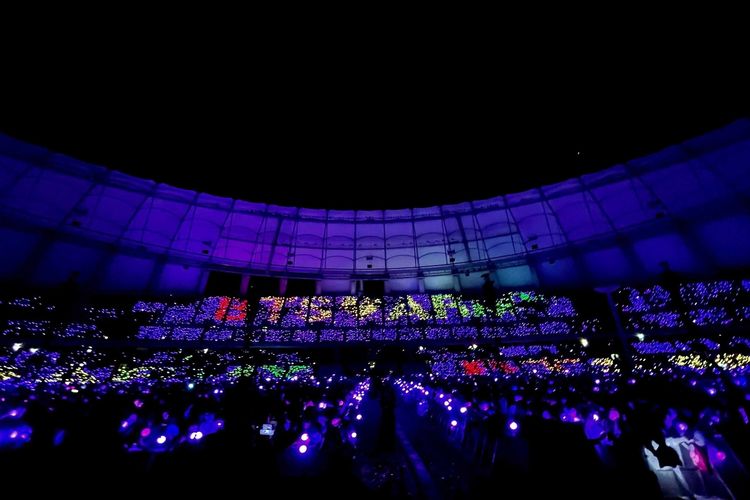 Suasana konser BTS Yet to Come in Busan yang dilangsungkan di Busan Asiad Main Stadium pada Sabtu (15/10/2022.